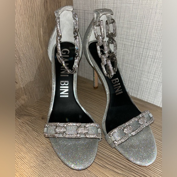 Gianni Bini the Vivvia Court Rhinestone Chain Detail Dress Grey Sandals Size 9.5 - Picture 6 of 15